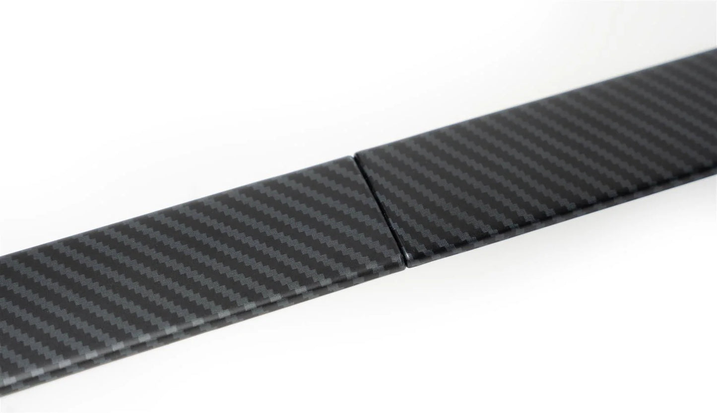 Photo de l'assemblage des bandes en carbone pour le tableau de bord de la Tesla Model 3 Highland.