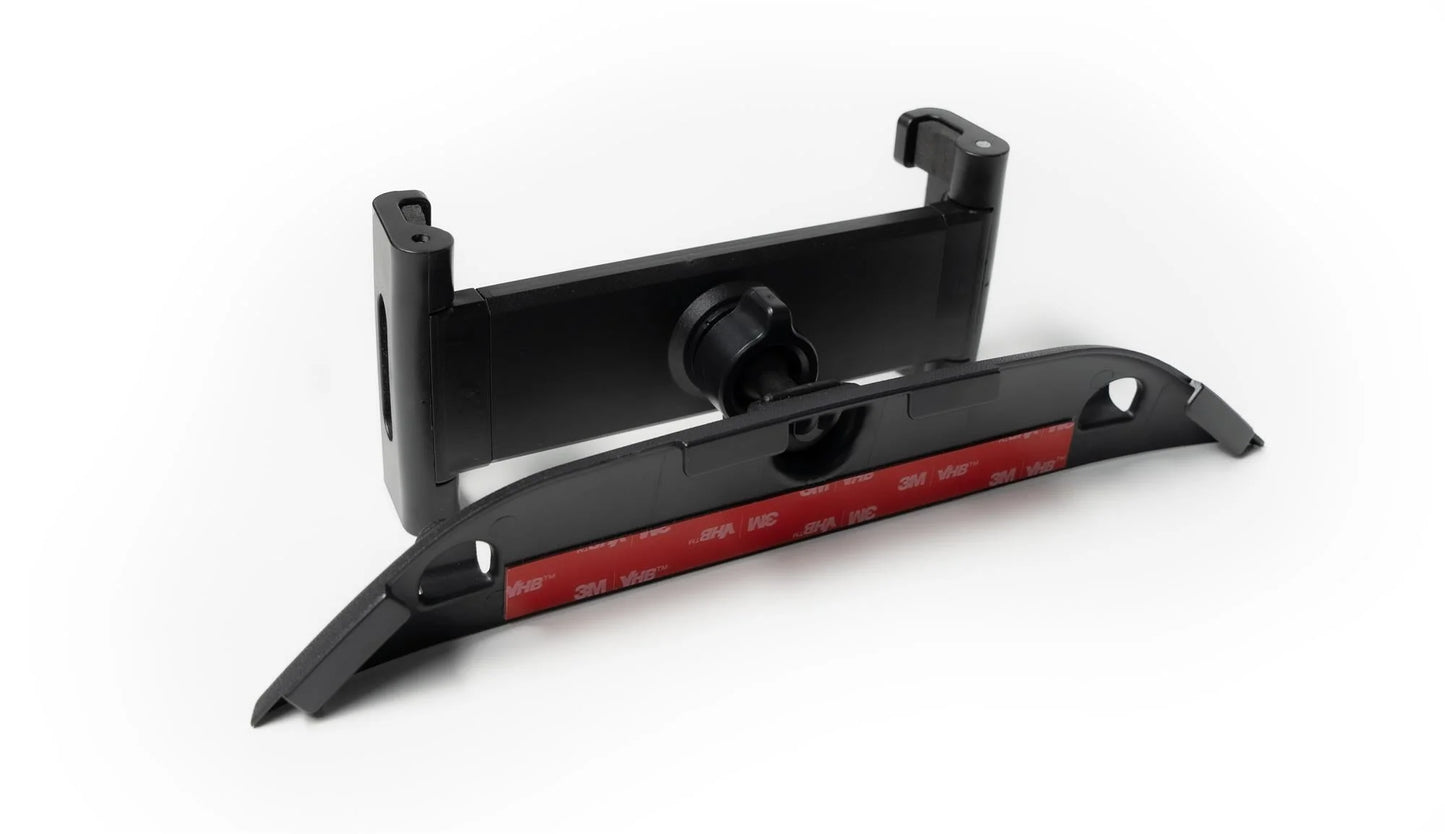 Photo d'un support pour téléphone portable ou pour une tablette numérique, montrant la bande adhésive incluse au dos de celui-ci pour le coller sur le tableau de bord d'une Tesla