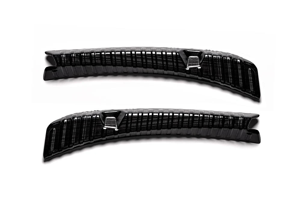 Caches de protection en acier couleur noir pour le seuil de chargement du coffre d'une Tesla Model 3 Highland.