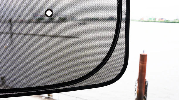 Pare soleil pour une des vitres arrière d'une Tesla Model 3 Highland, montrant le niveau d'opacité de celui-ci.