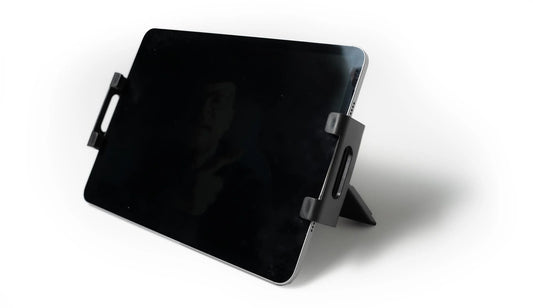 Photo d'un support pour tablette numérique ou pour téléphone portable, en action en train de tenir une tablette