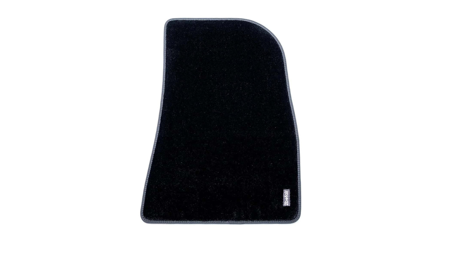 Tapis de sol en matière moquette pour le plancher avant côté passager de la Tesla Model 3 Highland.