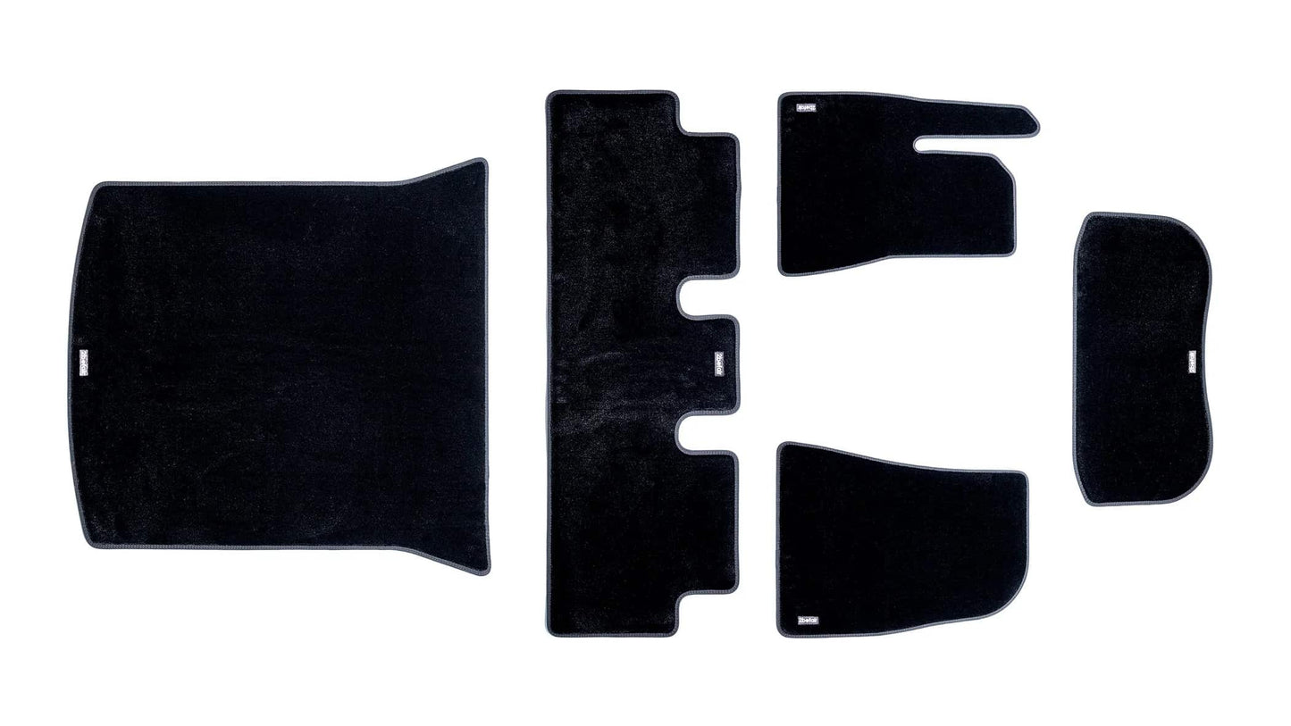 Kit complet de tapis de sol matière moquette pour la Tesla Model 3 Highland. Contient les tapis pour le frunk, le coffre arrière, et les planchers avant et arrière