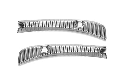 Caches de protection en acier couleur argent pour le seuil de chargement du coffre d'une Tesla Model 3 Highland.
